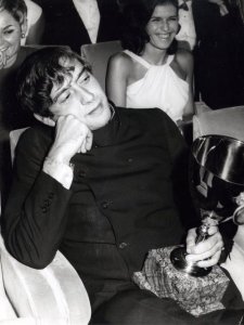1968- Carmelo Bene con il premio speciale della Giuria per il film Nostra Signora dei Turchi, foto Bernardi Venezia